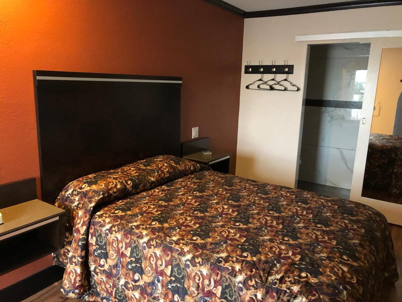 Parlour Motel *
